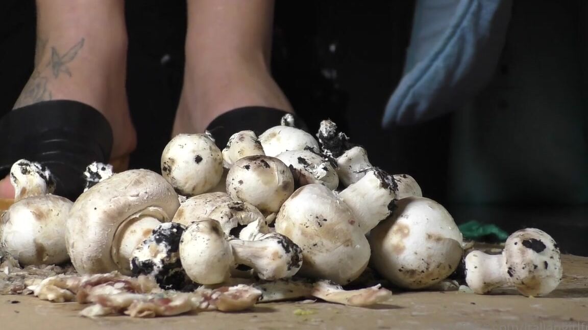 Italian Girlfriend Nicknamed Italiangirlfriend 09 02 2022 Onlyfans Video Mushrooms Cream Old Video