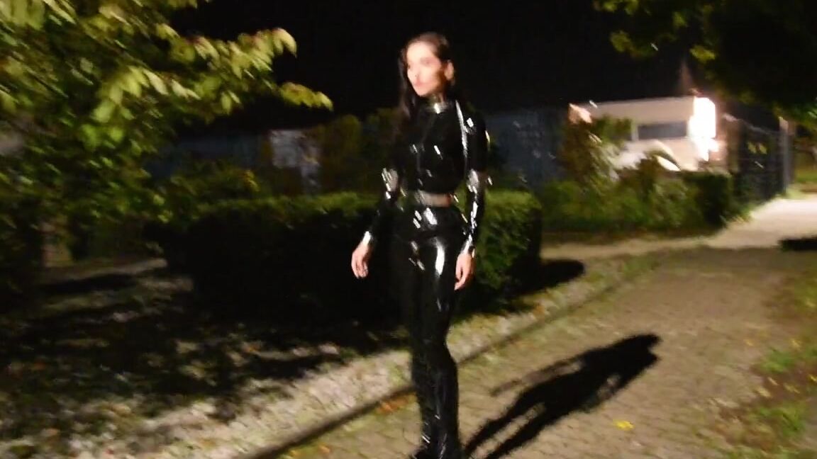 Sophie X Elodie Nicknamed Sophie X Elodie 02 04 2024 Onlyfans Video Spaziergang Nachts In Latex