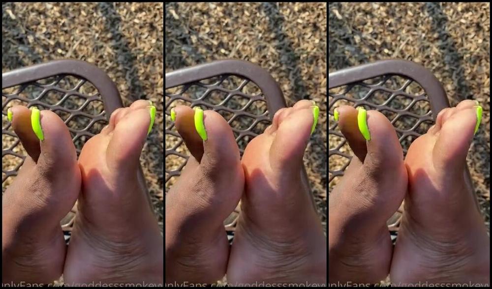 Goddess Smokey Nicknamed Goddesssmokeyyy Onlyfans Soles Getting Some Sun