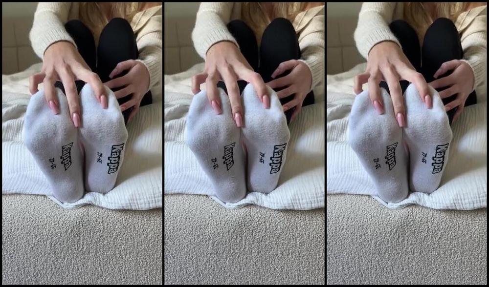 Letty Blondie Nicknamed Yourbest Blondie 09 02 2025 Onlyfans Video After A Long Day I Sit Back On My Bed And Give My Tired Feet