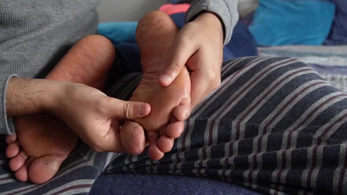 Marilyn Cutes Feet Nicknamed Marilynebonyfeet 09 04 2023 Onlyfans Video I Asked Him For A Massage And He Got Excited