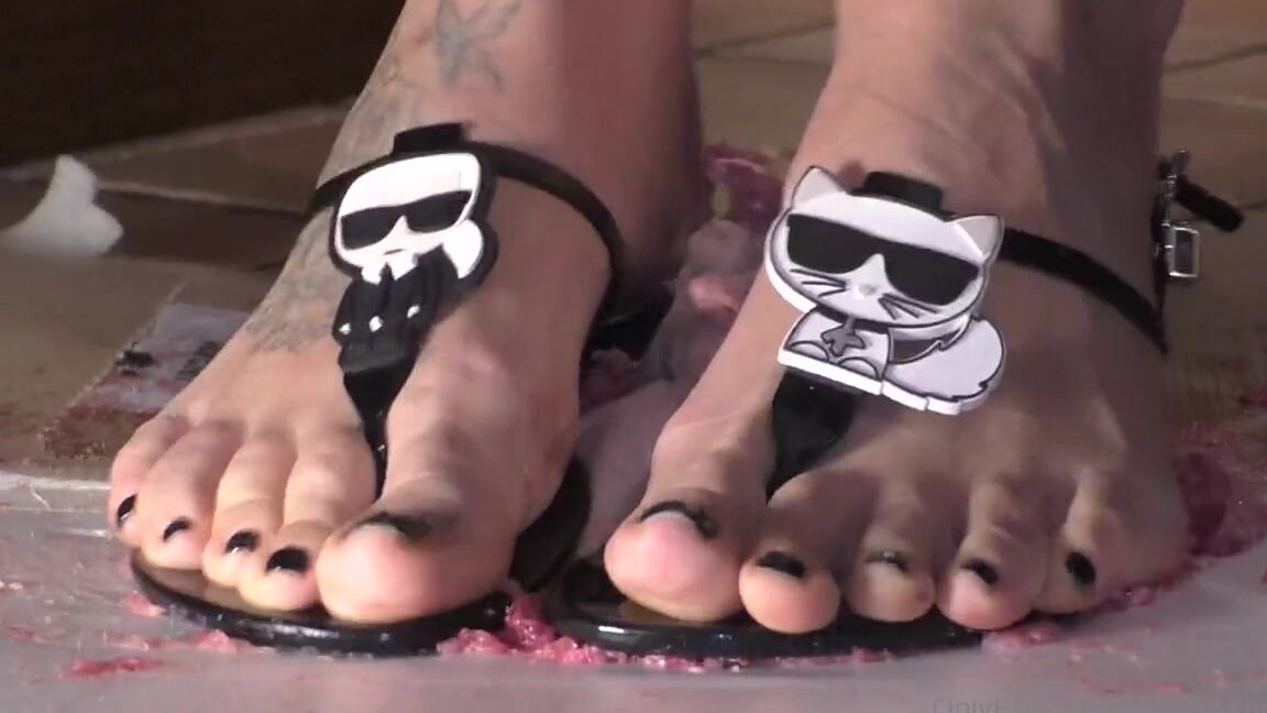 Italian Girlfriend Nicknamed Italiangirlfriend 09 02 2022 Onlyfans Video Jumping Over Some Raw Meat