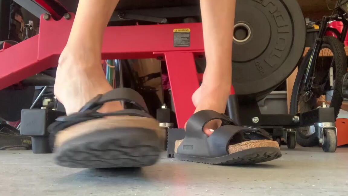 Gia Hottest Nicknamed Giaglows Onlyfans 03 28 2023 Birk Play In Between Deadlift Sets My Puppies Were Sweaty