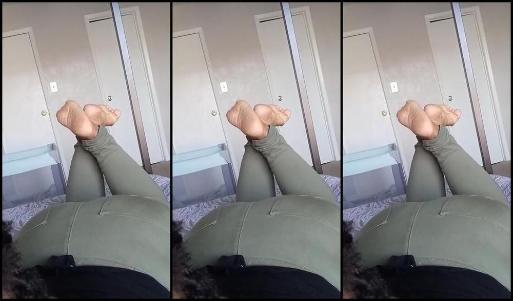 La Ronica Lovve Nicknamed Laronicalovve 01 09 2024 Onlyfans Video Just Chilling On The Bed Feet In The Air Dz