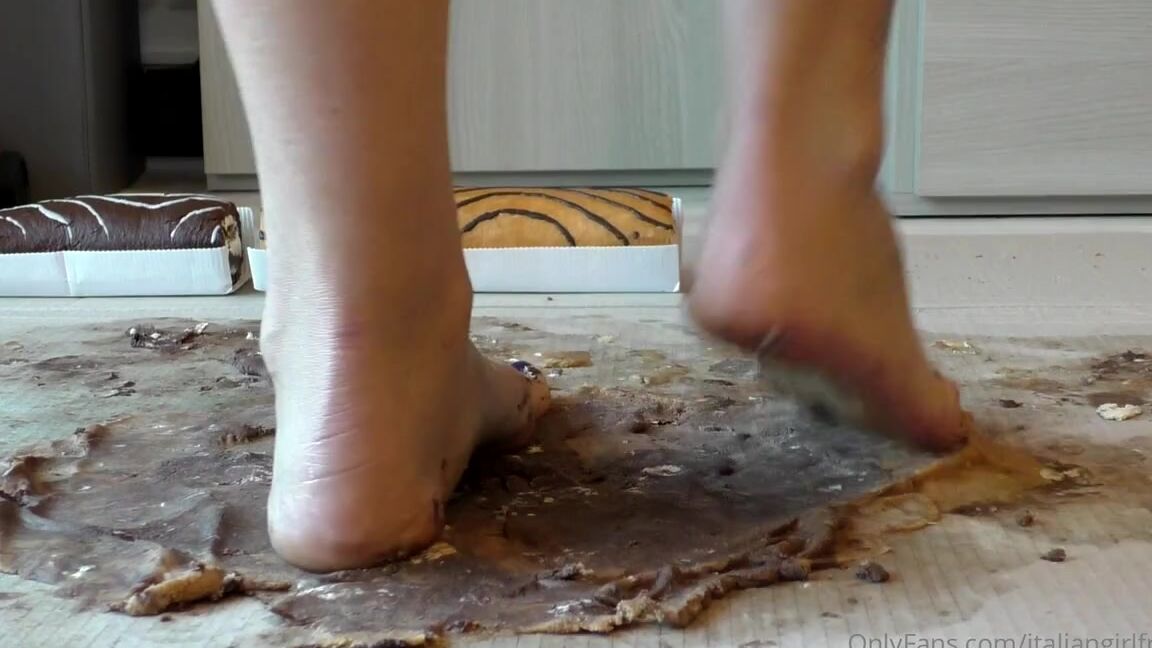 Italian Girlfriend Nicknamed Italiangirlfriend 07 13 2022 Onlyfans Video A Lot Of Snacks And Cakes Crushed Under My Huge And Heavy Barefeet