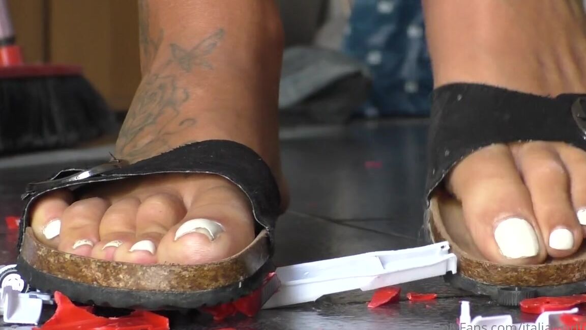 Italian Girlfriend Nicknamed Italiangirlfriend 07 19 2022 Onlyfans Video Toy Cars And Pencils Crush In 2 Different Pairs Of Shoes It Was So Fun