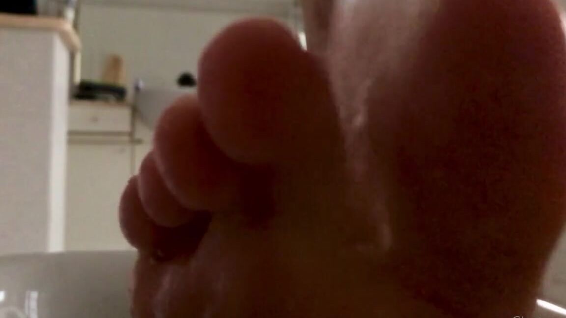 Giantess Elixs Nicknamed Giantesselixs 11 27 2021 Onlyfans Video I Know You Like To Spy On Me While I Wash My Feet Little Perv