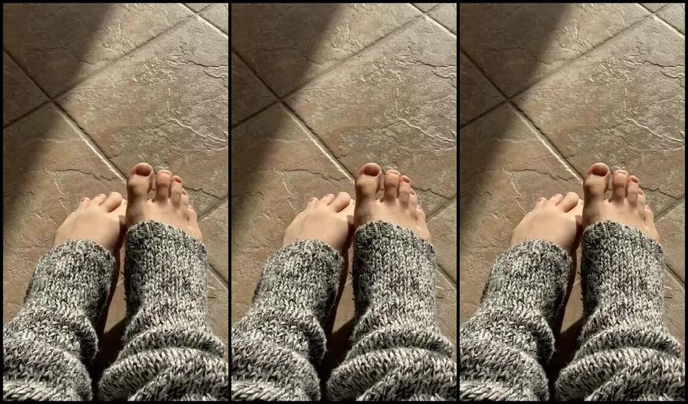 Goddess Anya Nicknamed Goddess Anya 10 09 2023 Onlyfans Video Little Toe Wriggle To Make Your Monday Morning Better It Almost Looks Like My Feet