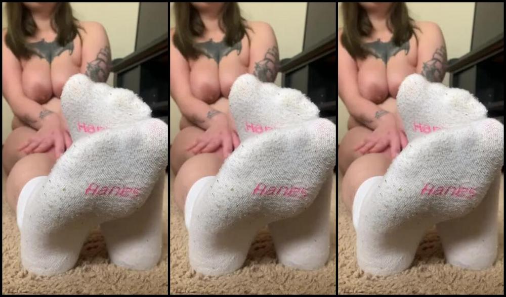 Marci Toes Nicknamed Marcitoes23 05 16 2025 Onlyfans Video Topless Stinky Sock Review Dont Get Too Distracted By My Boobs While I Talk About How