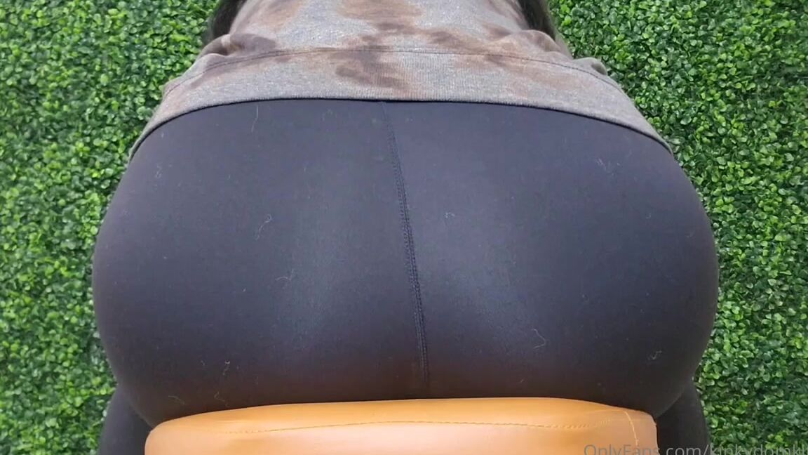 Giantessjulia Nicknamed Kinkydomkitty91 11 07 2024 Onlyfans Video Giantess Ignore Sweaty Farts After A Workout