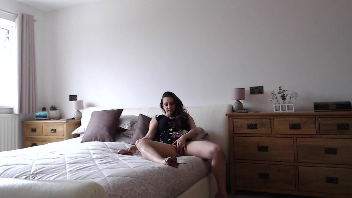 "SuzieLove212" british, lace/lingerie, milf, orgasms, vibrator Masturbating When I Get In manyvids