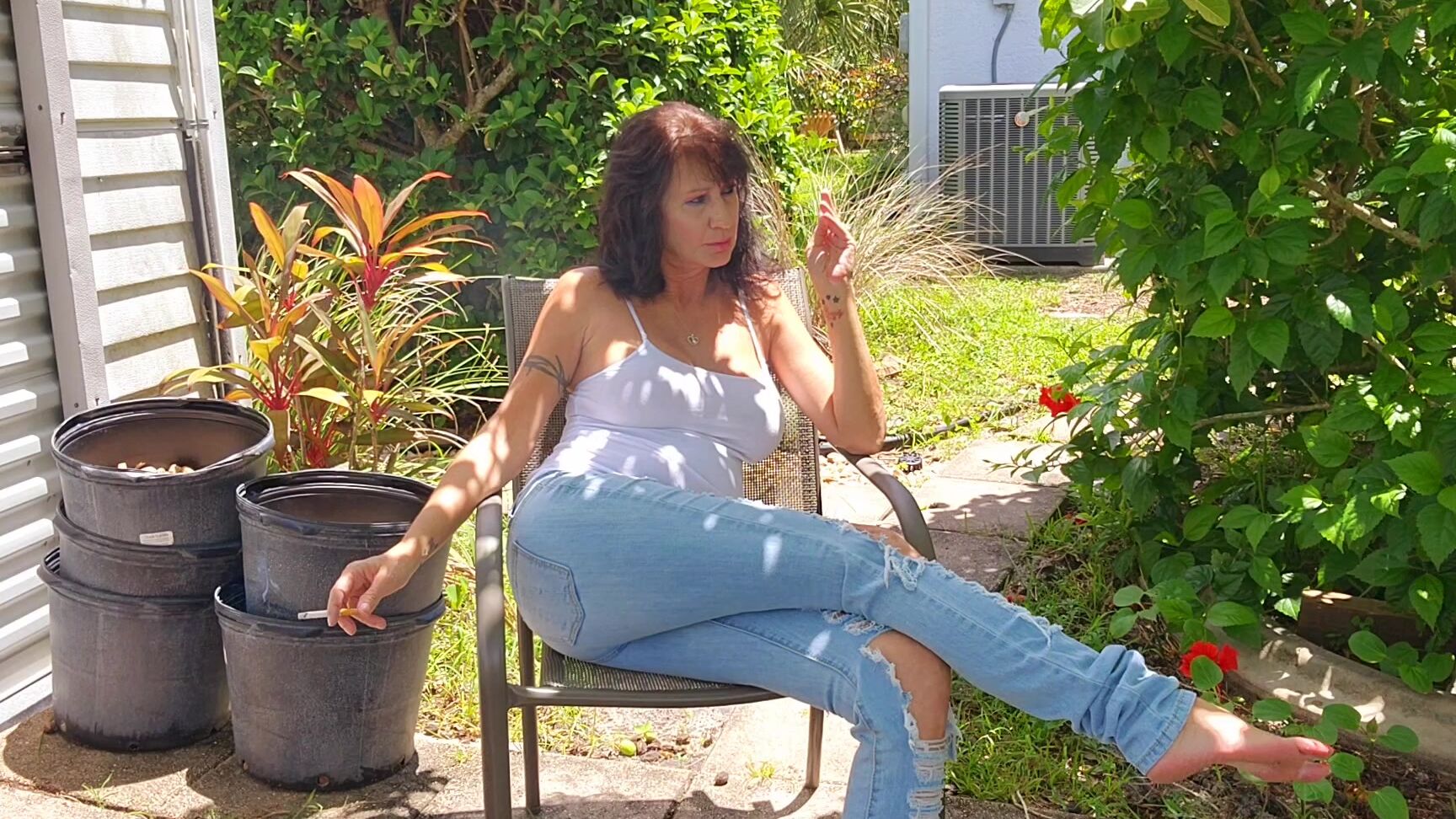 "Stormi Winters" milf, smoking, ignore, kink, outdoors IGNORING YOU AS I SMOKE IN JEANS manyvids