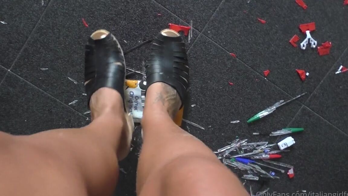 Italian Girlfriend Nicknamed Italiangirlfriend 07 19 2022 Onlyfans Video Toy Cars And Pencils Crush In 2 Different Pairs Of Shoes It Was So Fun 2Dhd
