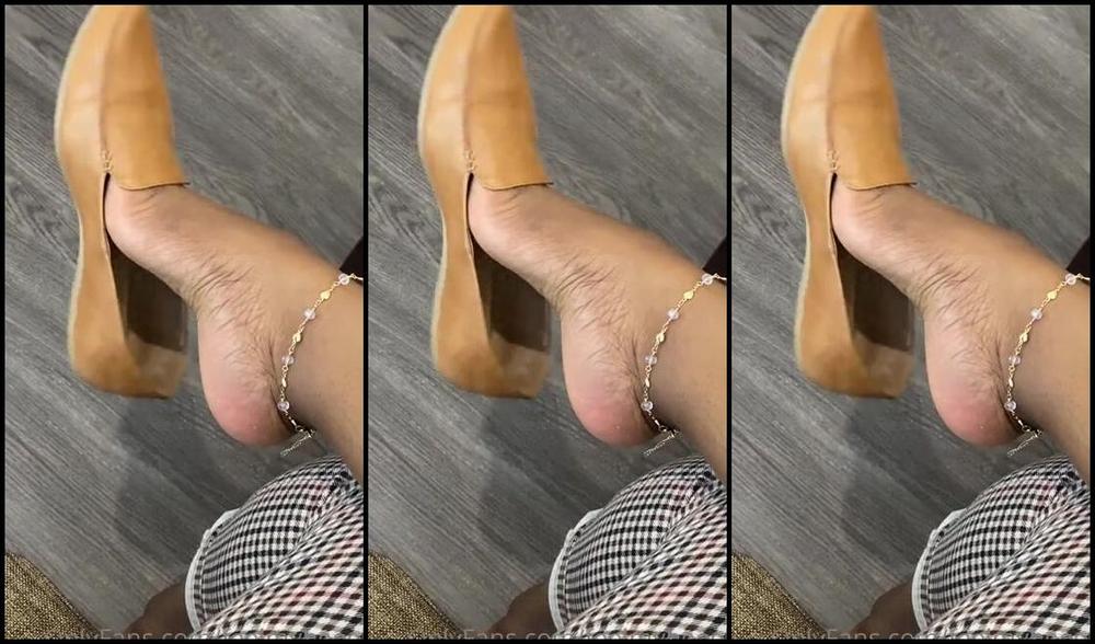 Goddess Smokey Nicknamed Goddesssmokeyyy Onlyfans Watch Me Dangle My Flats For 3 Minutes