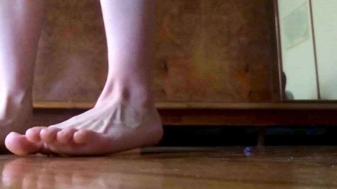 Giantess Elixs Nicknamed Giantesselixs 06 24 2022 Onlyfans Video Everyday New Tinies Get Stuck To My Soles