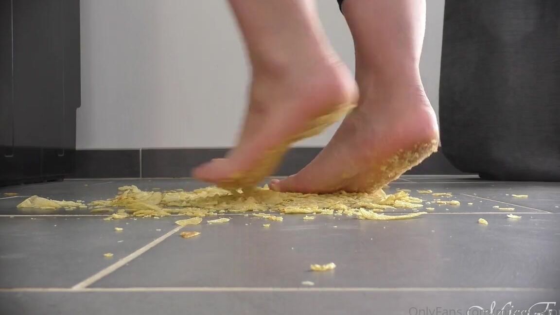 Miss Eva Nicknamed Missevadomina 04 23 2021 Onlyfans Video Video Studio Crushing Chips Rabaissement