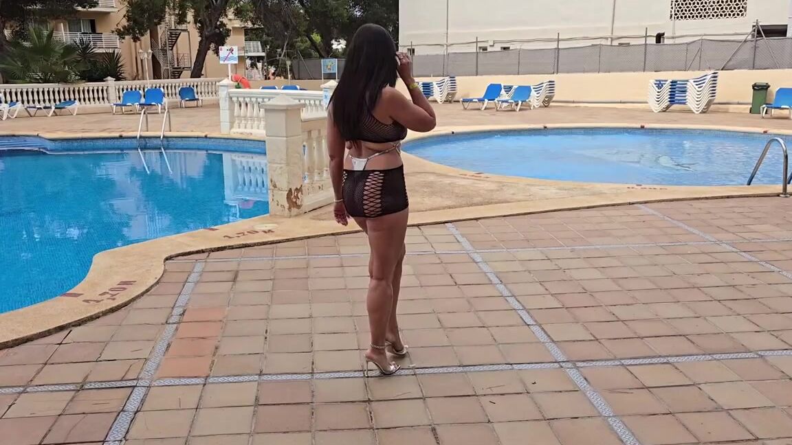 Divastiletto Nicknamed Divastiletto 05 24 2025 Onlyfans Video Strolling By The Pool