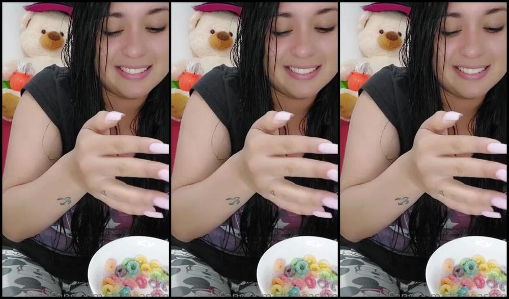 Atenea Seren Nicknamed Ateneaseren Onlyfans Video Little Men Appeared In My Hand And I Decided To Throw Them On My Plate With