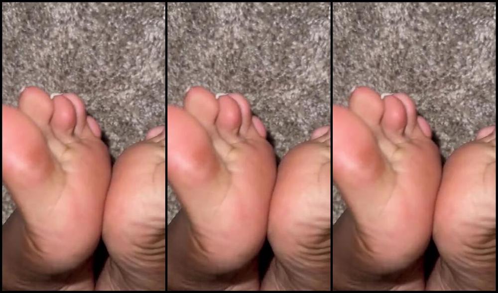 Goddess Smokey Nicknamed Goddesssmokeyyy Onlyfans Night Time Fun Toe Wiggling