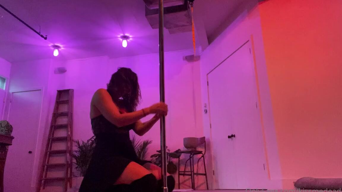 Kissmedeadlydoll Nicknamed Kissmedeadlydoll 08 04 2020 Onlyfans Video Just A Little Evocative Freestyle Dancing From The Weekend