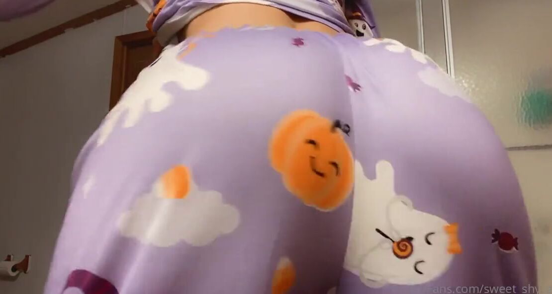 Goddess Shy Nicknamed Sweetshygirl97 Onlyfans Shaking Ass In My Spooky Pjs