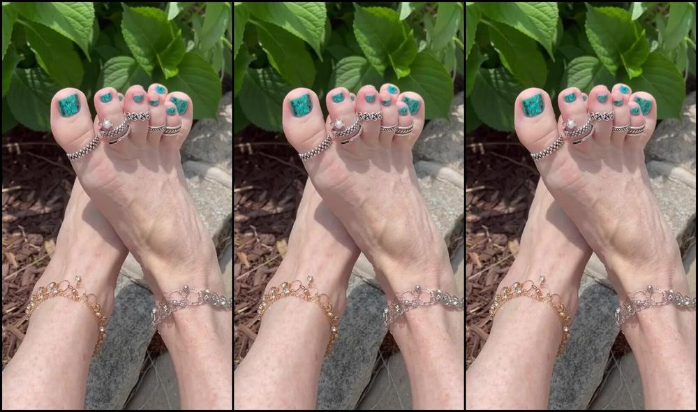 Kittys Pretty Feet Nicknamed Kittys Sweet Feet 06 24 2023 Onlyfans Video Playing In My Garden All Bedazzled 7Photos And A Video Preview