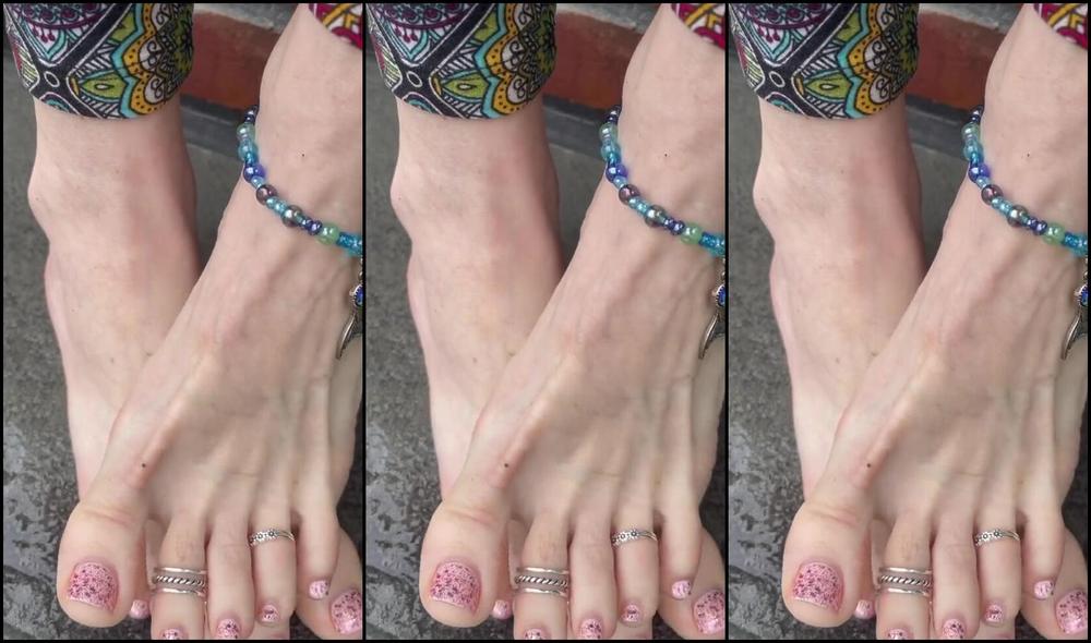 Kittys Pretty Feet Nicknamed Kittys Sweet Feet 06 19 2023 Onlyfans Video Playing On My Wet Steps After A Little Sun Shower