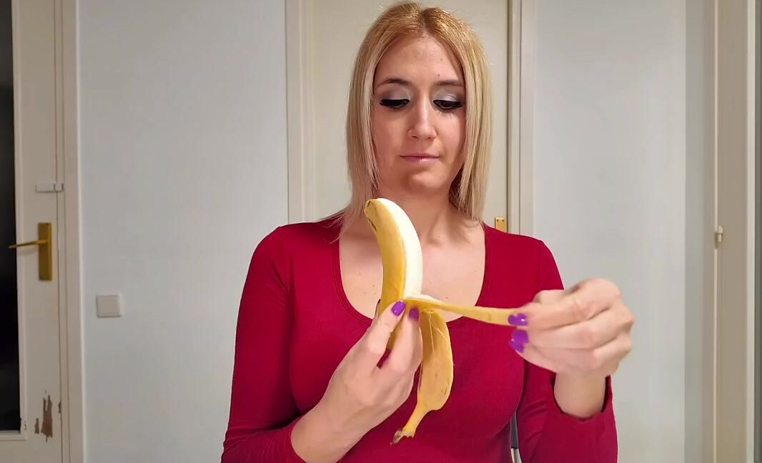 Yasmin Ramos Nicknamed Yasminramos Onlyfans Yasmin 365 E11 As Me Como Una Buena Banana