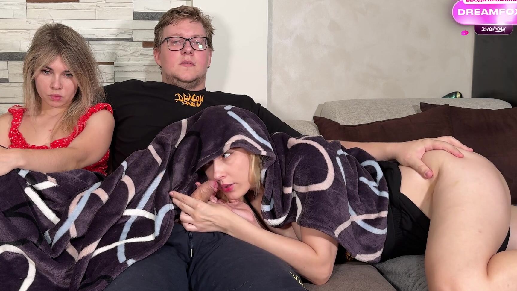 Dreamfoxy Тайный Минет Сводному Брату Во Время Просмотра Телевизора Со Своей Девушкой