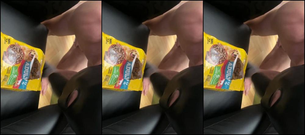 Hellbarbie Nicknamed Missemma666 12 21 2024 Onlyfans Video Dog Eating What He Should Eat