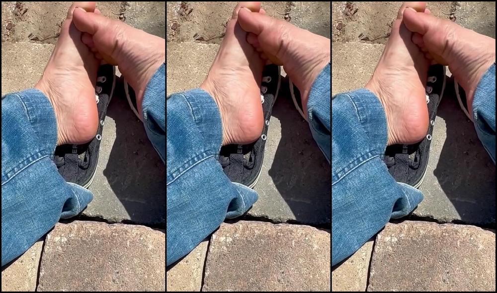 Sienna Steeles Nicknamed Sienna Steeles 04 30 2025 Onlyfans Video Sun Kissed Soles And Toes For U To Enjoy Im Curious Which One Got U