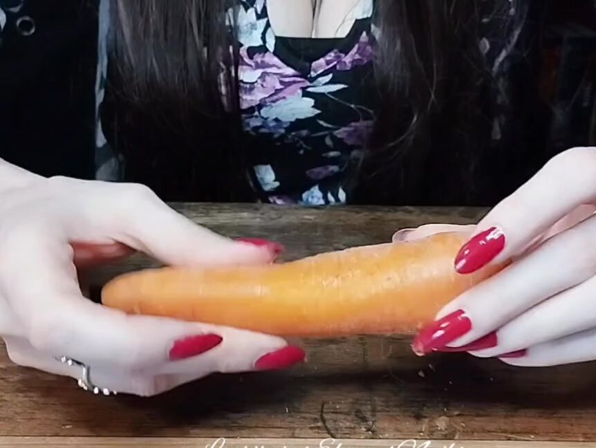 Lady Laetitzia Claws Nicknamed Laetitzianails 09 13 2024 Onlyfans Video With This Carrot Scratch I Send You Off Into This Autumn Night