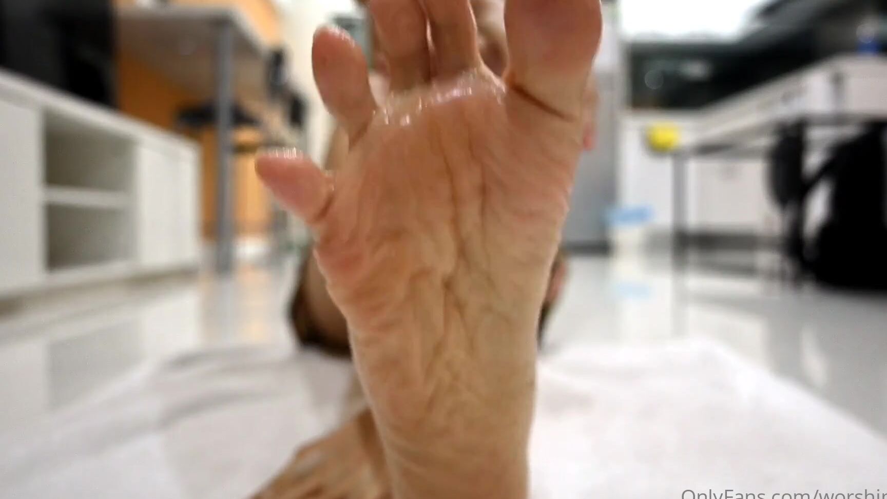 Aiko Worshipaiko Nicknamed Worshipaiko 10 27 2024 Onlyfans Video I Just Finished Swimming And My Feet Needs To Get Moisturized So I Use Baby Oil