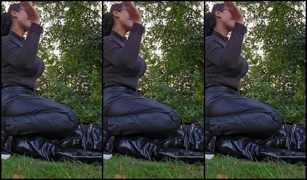 Ezada Sinn Nicknamed Ezada Onlyfans Me And Giada Kissing On A Comfortable Human Bench