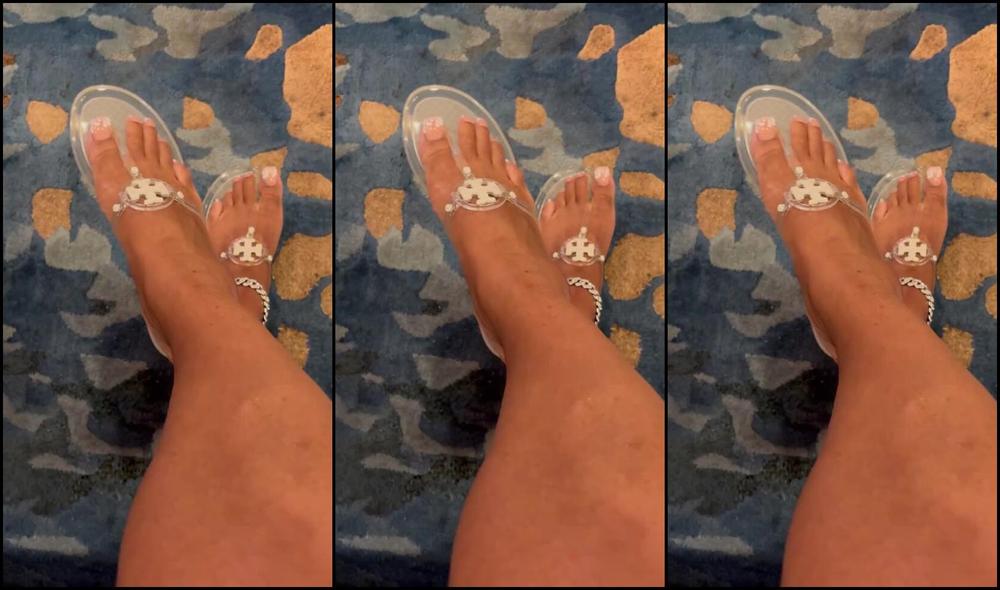 Mytoptiertoes Nicknamed Mytoptiertoes 07 27 2025 Onlyfans Video On The Yale Grounds Dangling For The Entire Hotel Lobby To See