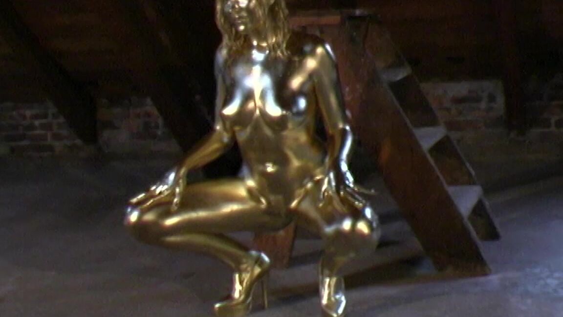 gold metallic painted statue girl January 23, 2019 Manyvids