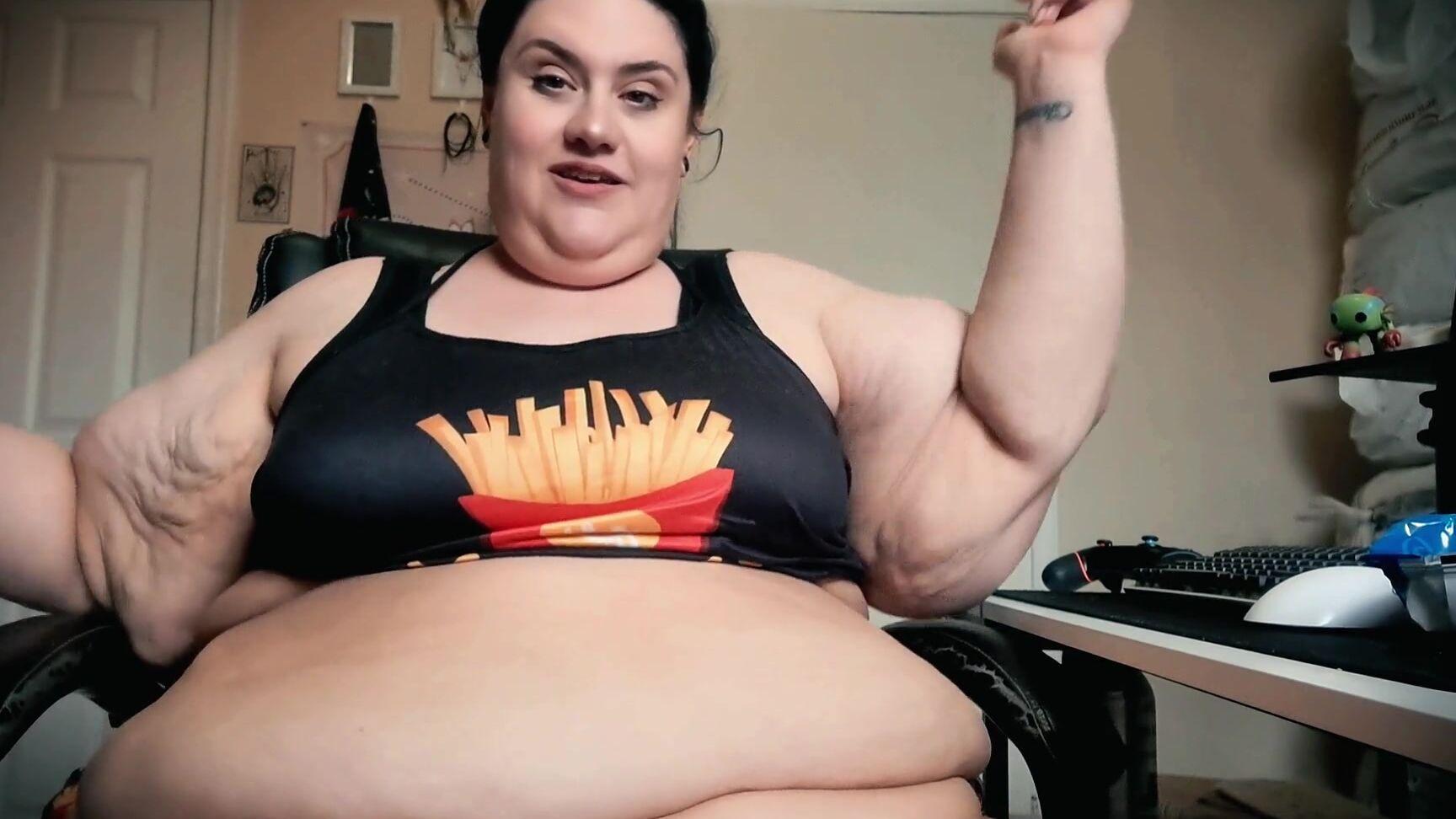 "Xutjja" feederfeedee, feeding, gainingweight, gfe, ssbbw Feeding You While You Game manyvids
