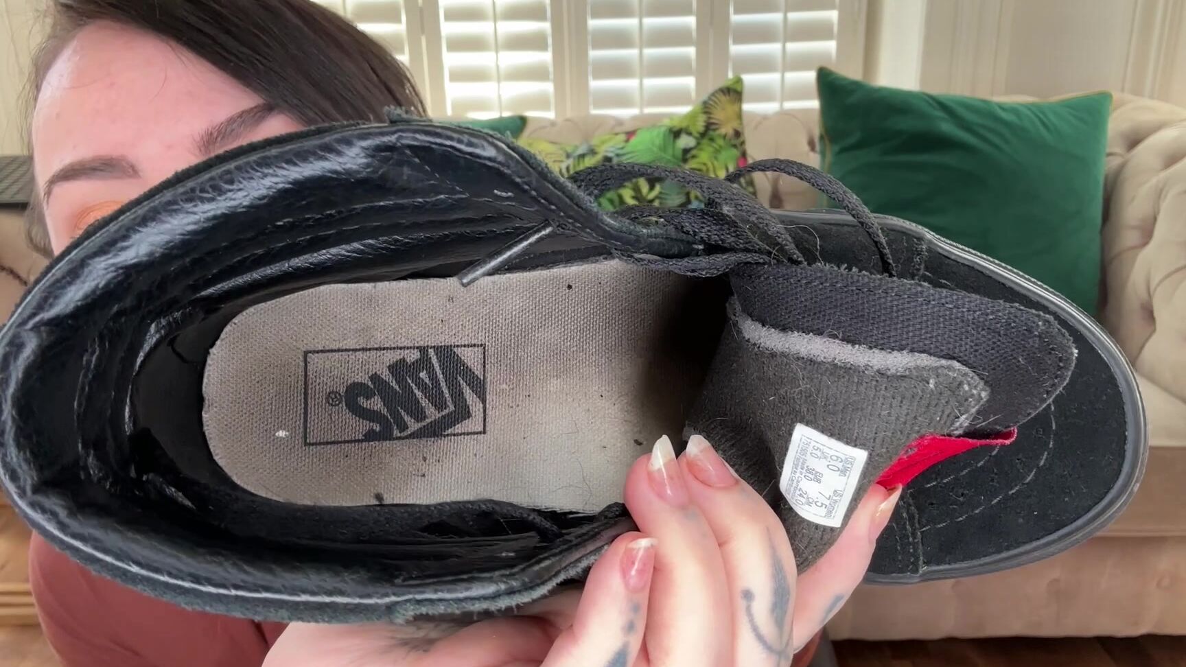 "MissValentina" dirtyfeet, dirtyshoe, footfetish, shoefetish, sneakerfetish Stroke To My Sneakers Manyvids