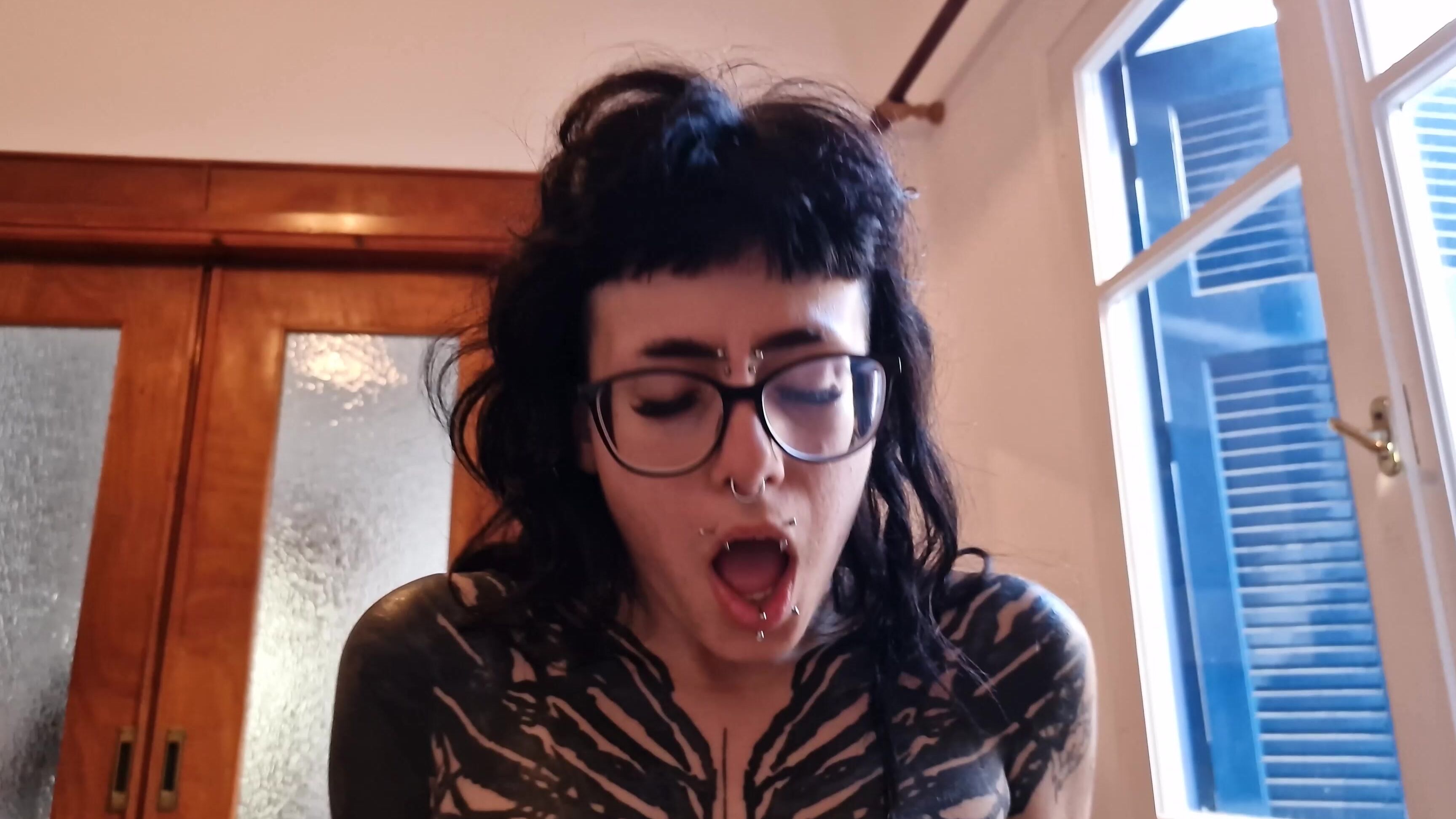 A very young alternative GOTH girl AMATEUR 1ST SEXTAPE POV September 15, 2025 Manyvids