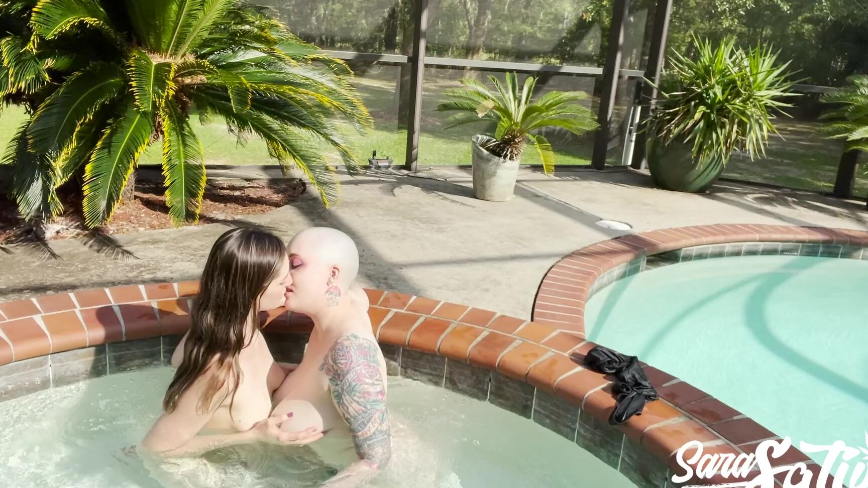 Hot Tub Makeout with Lucy Aura and Sara lucyaura August 04, 2021 Manyvids