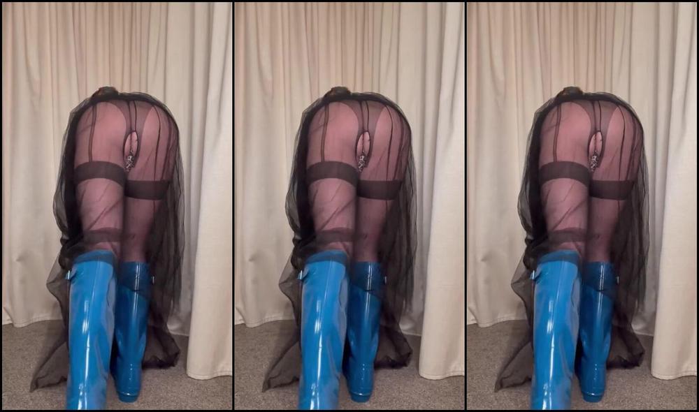 Kellieblue Uk Nicknamed Kellieblue Uk 12 03 2024 Onlyfans Video What A Combination My Blue Hunters Not A Common Colour And Me In Black Mesh To