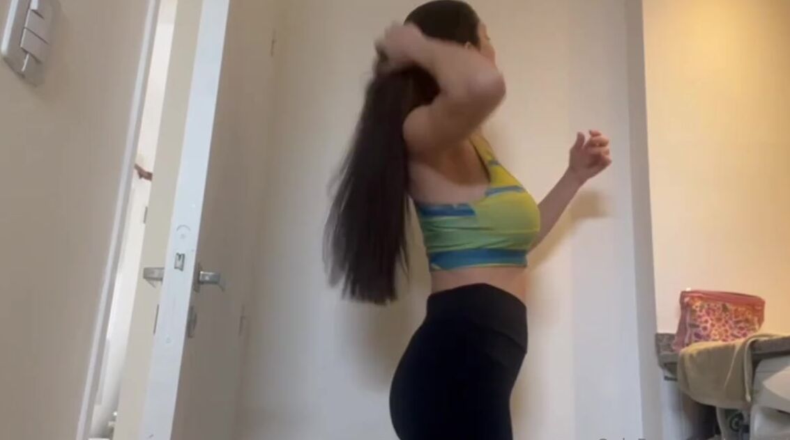 Anitaishere Nicknamed Anitaishere 08 06 2025 Onlyfans Video Getting Ready For Gym Even Hating Mondays Is Winter At My Place So Its Not
