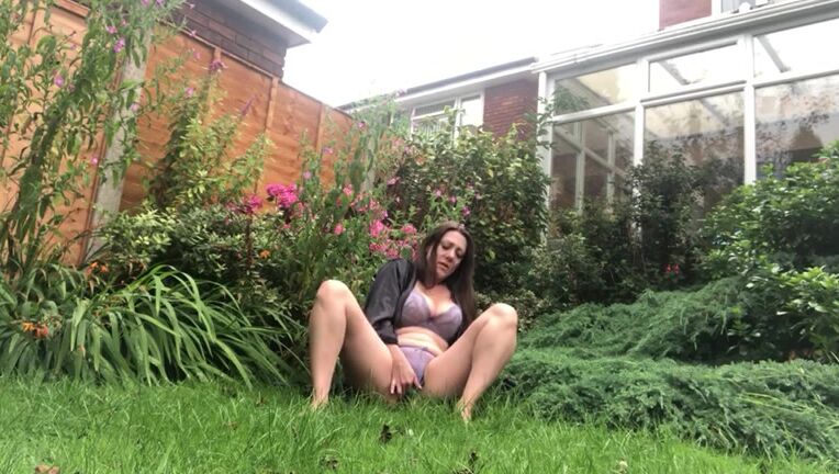 "SuzieLove212" fingering, garden, milf, outdoors, pussy play Garden Fingerer Manyvids