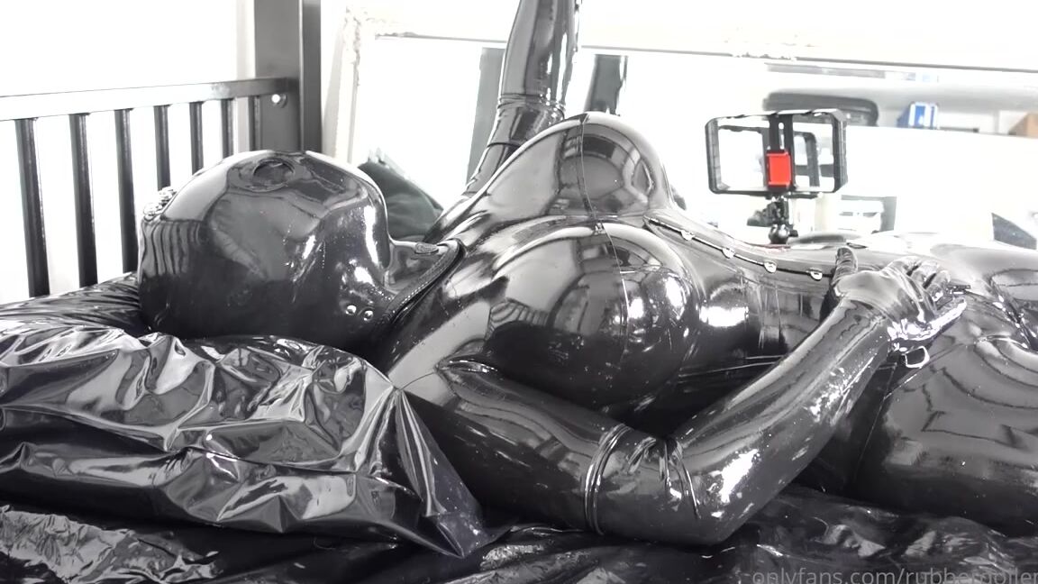 Emma Lee Nicknamed Rubberdollemma 12 28 2023 Onlyfans Video This Twinset Hood Is So Awesome I Would Wish To Have Another One In White Or