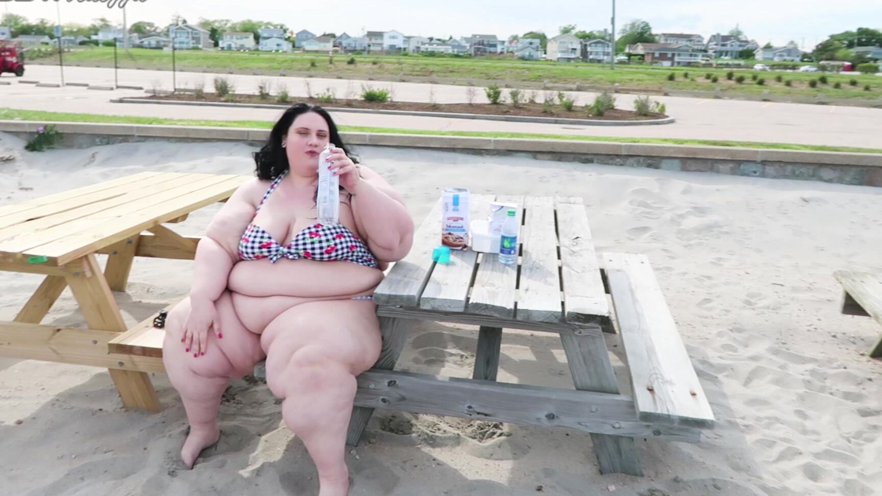 "Xutjja" bbwssbbw, facestuffingovereating, fat, feederfeedee, gainingweight Eating at the Beach manyvids