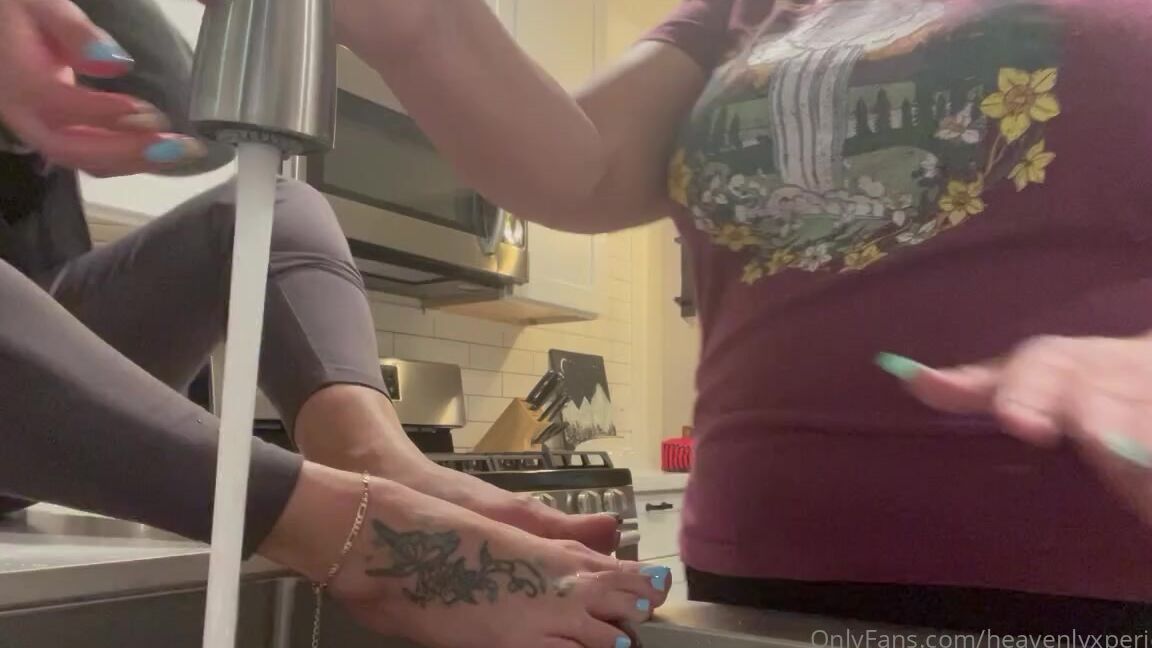 Heavenly Xperience Nicknamed Heavenlyxperience 04 04 2023 Onlyfans Video Her Feet Needed To Be Cleaned Goddessmonica00W