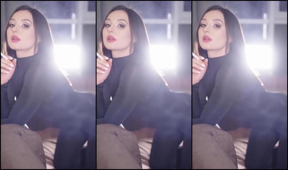 Only Yana Nicknamed Only Yana 01 05 2025 Onlyfans Video You Go Down To The Elevator And Suddenly See Your New Neighbor