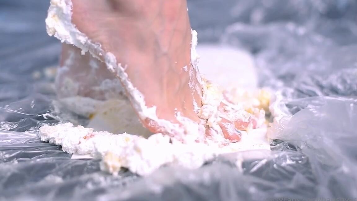 Harisnyas Csaj Nicknamed Harisnyas Csaj 08 28 2025 Onlyfans Video Latex Cake Trampling Part 2 I Have To Tell You The Photographer Got A Little