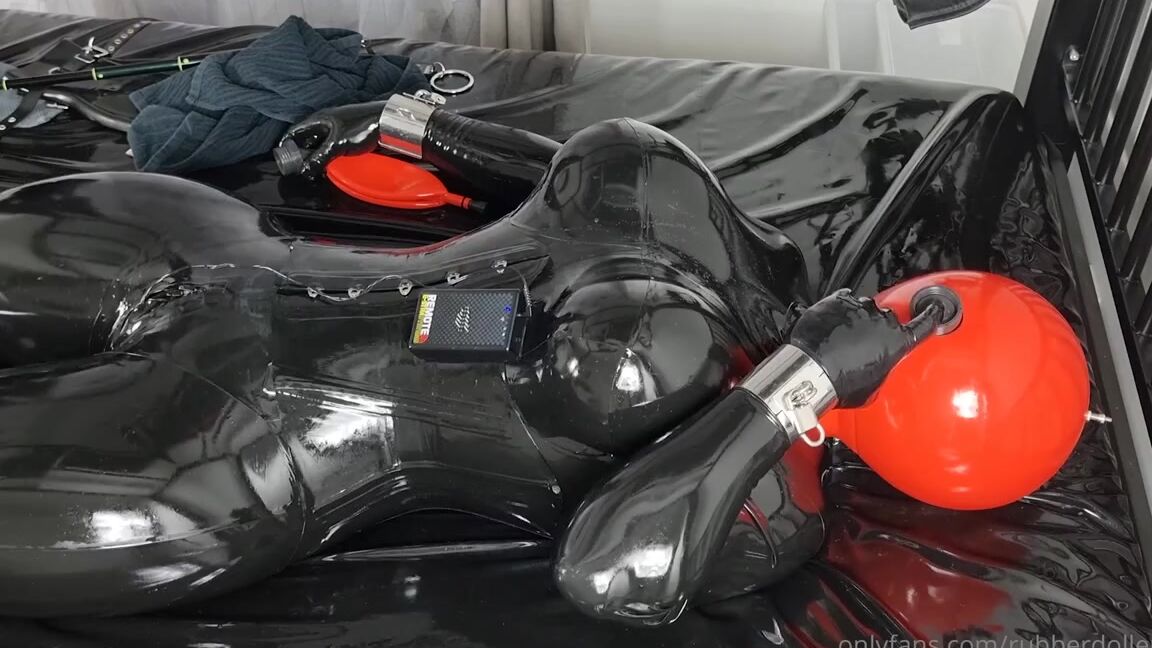 Emma Lee Nicknamed Rubberdollemma 12 12 2023 Onlyfans Video I Love This Isolation Hood Of Studio Gum Its Really So Awesome To Have Sex