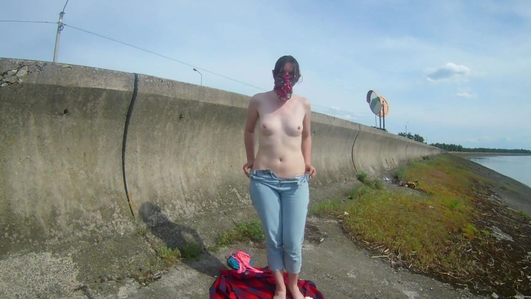 Девушка Раздевается Гуляет И Мастурбирует Возле Дороги У Озера